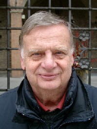 Âmos Lèli dnanz al Palâz dal Rà Énzo int al dṡàmmber dal 2006